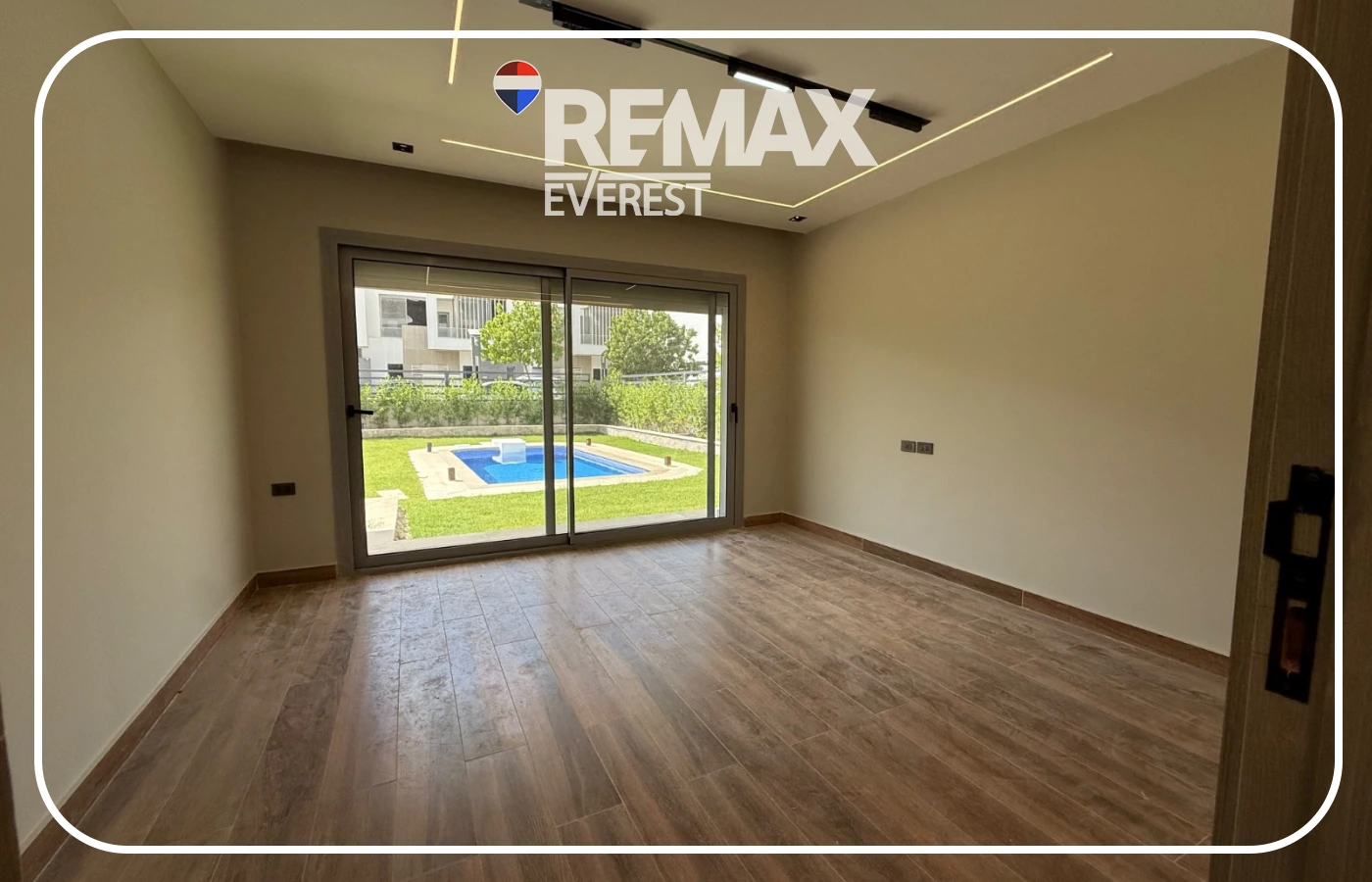 Ground Apartment with private pool in Joulz